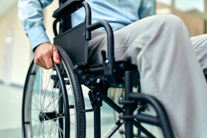 Kinesiologisches Tape für Patienten im Rollstuhl: Unterstützung für mehr Lebensqualität